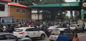 Read more about the article मजदुर हडतालले उपत्यकामा पेट्राेल अभाव : बिहानैदेखि पम्पहरुमा लाइन