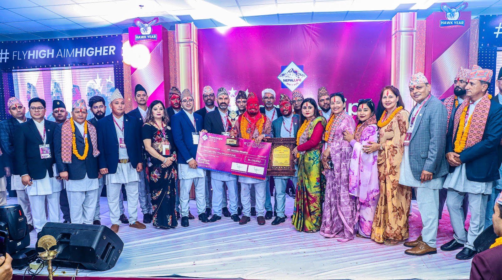 Read more about the article नेपाल लाइफको ‘लिडरसीप एक्सलेन्स अवार्ड’ सम्पन्न