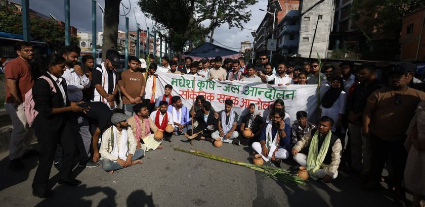 Read more about the article तराई मधेसमा खडेरीकाे समस्या समाधान गर्न माग गर्दै प्रदर्शन