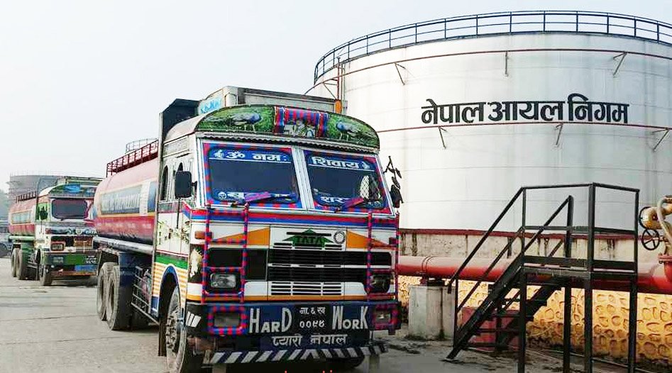 Read more about the article वीरगञ्ज नाकाबाट दुई महिनामा २६ अर्बको पेट्रोलियम आयात
