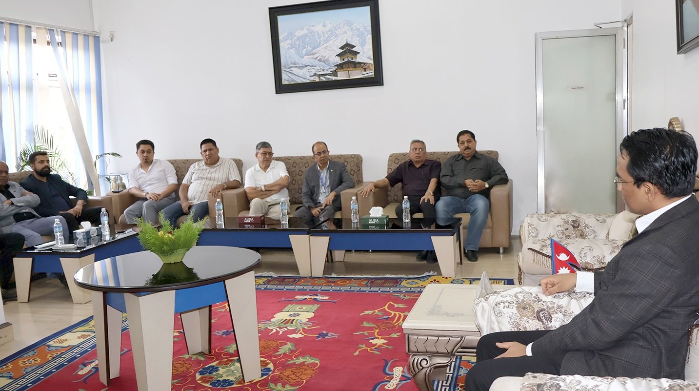 Read more about the article गभर्नरले गरे व्यवसायीसँग छलफल